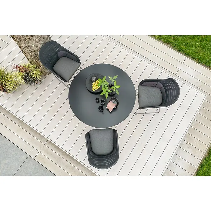 Gartentisch rund Black Series - Ø x H: 120 x 74 cm, Verbundwerkstoff, Schwarz - Blick von oben auf einen stilvollen Gartentisch mit Stühlen, dekoriert mit Pflanzen und Obst, auf einer modernen Terrasse.