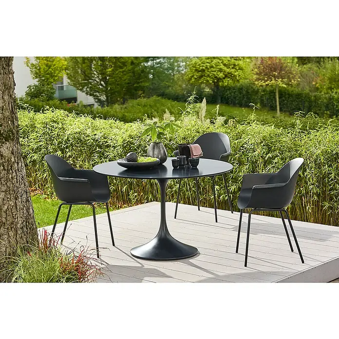 Gartenmöbel-Set Black Series/My - 4 -tlg., Schwarz - Ein moderner Gartentisch mit passenden Stühlen auf einer Terrasse, umgeben von üppigem Grün. Perfekt für Mahlzeiten im Freien.