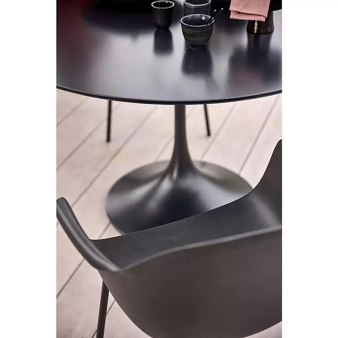 Gartentisch rund Black Series - Ø x H: 120 x 74 cm, Verbundwerkstoff, Schwarz - Dunkelgrauer runder Tisch mit Fußgestell und passendem Stuhl. Dunkle Tassen und Schalen stehen auf dem Tisch.