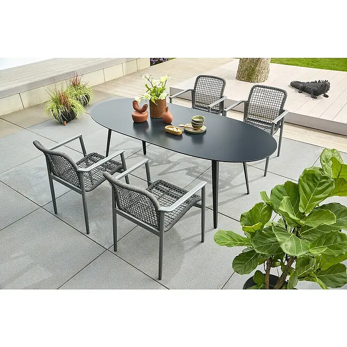 Gartentisch Black Series - L x B x H: 210 x 90 x 74 cm, Verbundwerkstoff, Schwarz - Ein modernes Outdoor-Essset mit einem ovalen Tisch und vier Stühlen mit Metallrahmen und Kordelbespannung, perfekt für stilvolle Mahlzeiten im Freien.