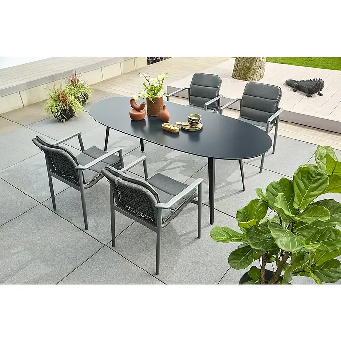 Sunfun Gartenmöbel-Set Black Series/Solo - 9 -tlg., Schwarz/Night-Grey, Stapelbar - Eleganter Esstisch mit Stühlen für den Außenbereich. Das Set umfasst einen ovalen Tisch und vier bequeme Stühle.