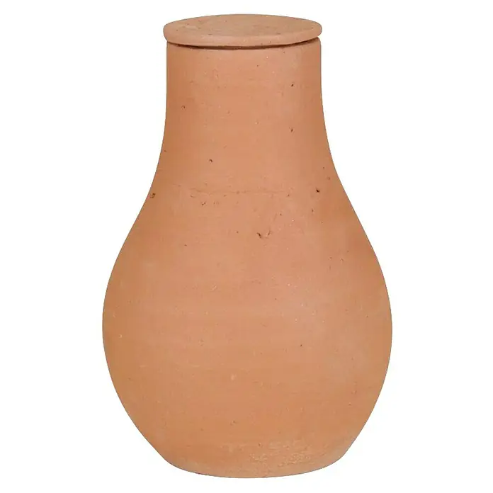 A.H.G. Wasserspender Olla - Fassungsvermögen: 0,6 l - Nahaufnahme einer traditionellen Terrakotta-Vase mit einer sanften, organischen Form und einer warmen, erdigen Farbpalette auf schwarzem Hintergrund.