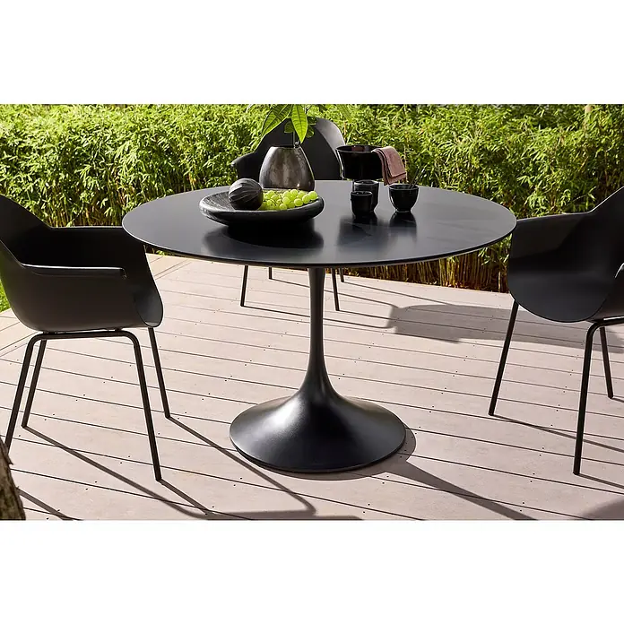 Gartentisch rund Black Series - Ø x H: 120 x 74 cm, Verbundwerkstoff, Schwarz - Dieser Esstisch mit seiner runden Tischplatte und dem soliden Fuß ist eine stilvolle Ergänzung für jeden Essbereich. Die Stühle ergänzen das Ensemble perfekt.