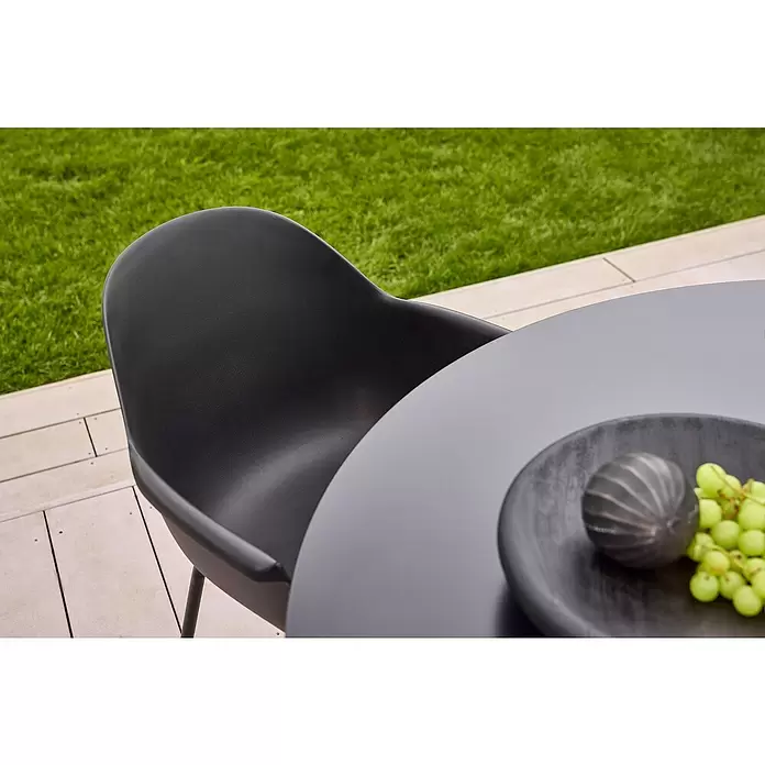Gartentisch rund Black Series - Ø x H: 120 x 74 cm, Verbundwerkstoff, Schwarz - Schwarzer Stuhl und grauer Gartentisch mit Obst.