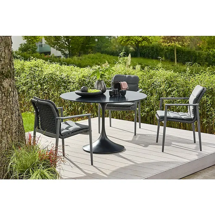 Sunfun Gartenmöbel-Set Black Series/Solo - 7 -tlg., Schwarz/Night-Grey, Stapelbar - Ein stilvolles Gartenset mit einem runden Tisch und drei bequemen Stühlen auf einer Holzterrasse.