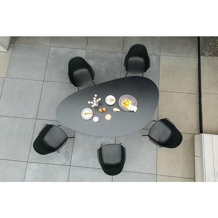 Gartentisch Black Series - L x B x H: 220 x 120 x 74 cm, Verbundwerkstoff, Schwarz - Ein Esstisch mit sechs Stühlen und Speisen darauf, von oben aufgenommen. Das dunkle Möbelstück ist das Herzstück des Bildes.