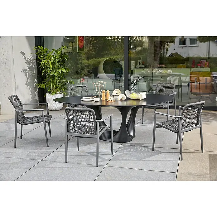 Sunfun Gartenmöbel-Set Black Series/Solo - 6 -tlg., Schwarz/Night-Grey - Gartentischgruppe mit schwarzem Tisch und grauen Stühlen auf einer Terrasse. Elegantes Design für den Außenbereich.