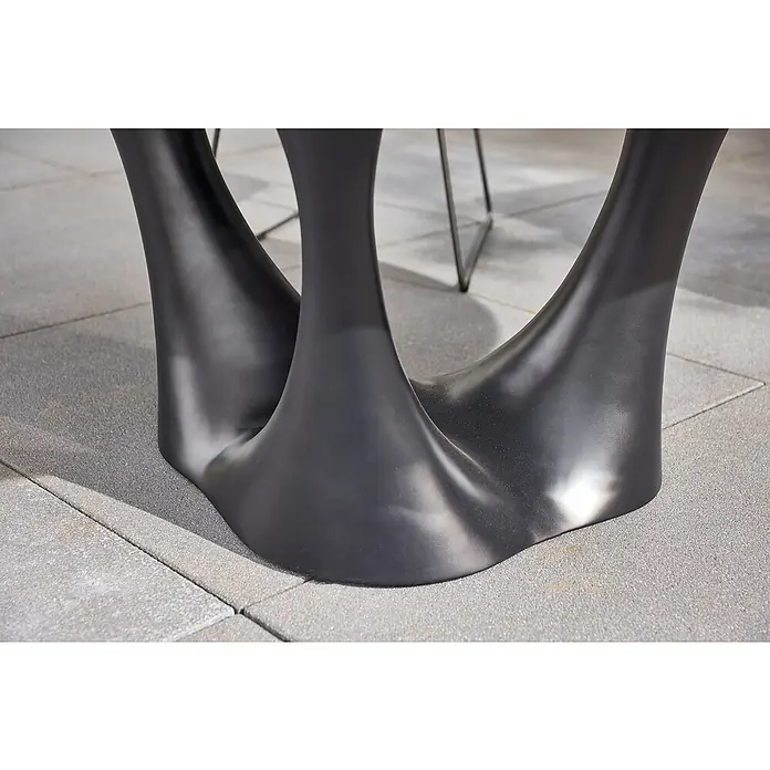 Sunfun Gartenmöbel-Set Black Series/Sarah - 6 -tlg., Schwarz/Night-Grey, Stapelbar - Detailaufnahme des modernen, schwarzen Tischgestells mit eleganten Kurven und fließenden Formen auf grauem Steinboden.