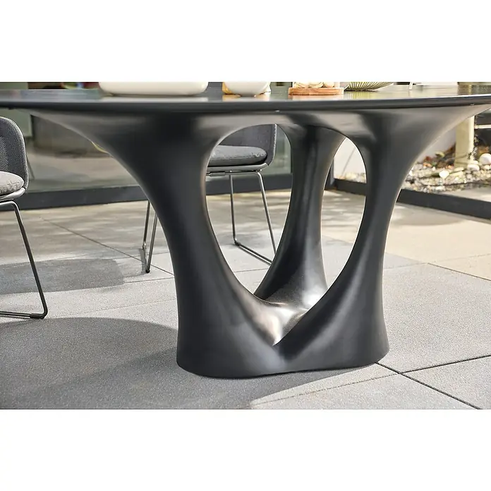 Sunfun Gartenmöbel-Set Black Series/Sarah - 6 -tlg., Schwarz/Night-Grey, Stapelbar - Detailansicht eines modernen Esstisches mit auffälligem, skulpturalem Untergestell und einer dunklen Tischplatte. Ein stilvolles Möbelstück für den Essbereich.