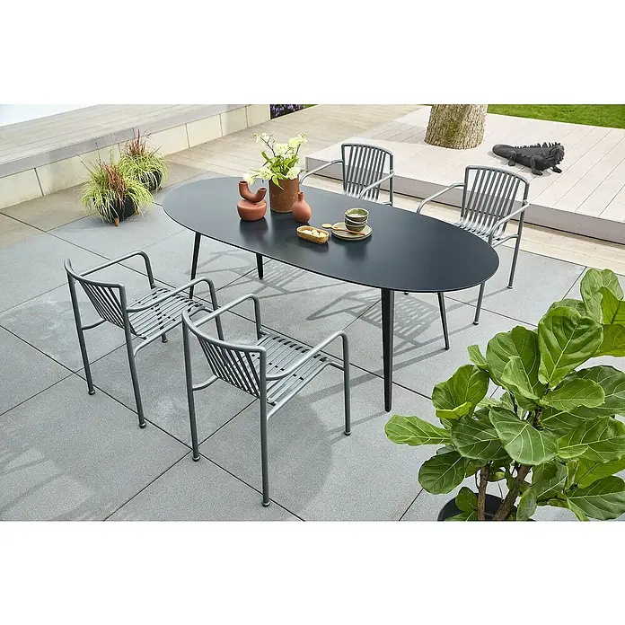 Sunfun Gartenmöbel-Set Black Series/Sarah - 5 -tlg., Schwarz/Night-Grey, Stapelbar - Ein grauer Gartentisch mit passenden Stühlen auf einer Terrasse. Der Tisch ist mit Vasen und Geschirr dekoriert.