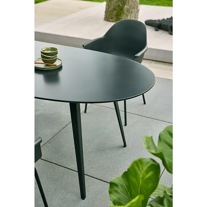 Gartentisch Black Series - L x B x H: 210 x 90 x 74 cm, Verbundwerkstoff, Schwarz - Schöner Esstisch mit einer dunklen Oberfläche und einem passenden Stuhl. Das Geschirr ist auf dem Tisch platziert.