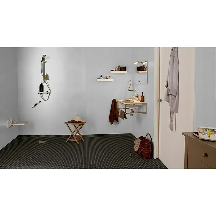 Tarkett Suelo de PVC a metros Balaflex - Otros, Ancho: 2 m - Baño con ducha, lavabo y elegante suelo de baldosas negras. Diseño luminoso y funcional que enfatiza la comodidad y estética.