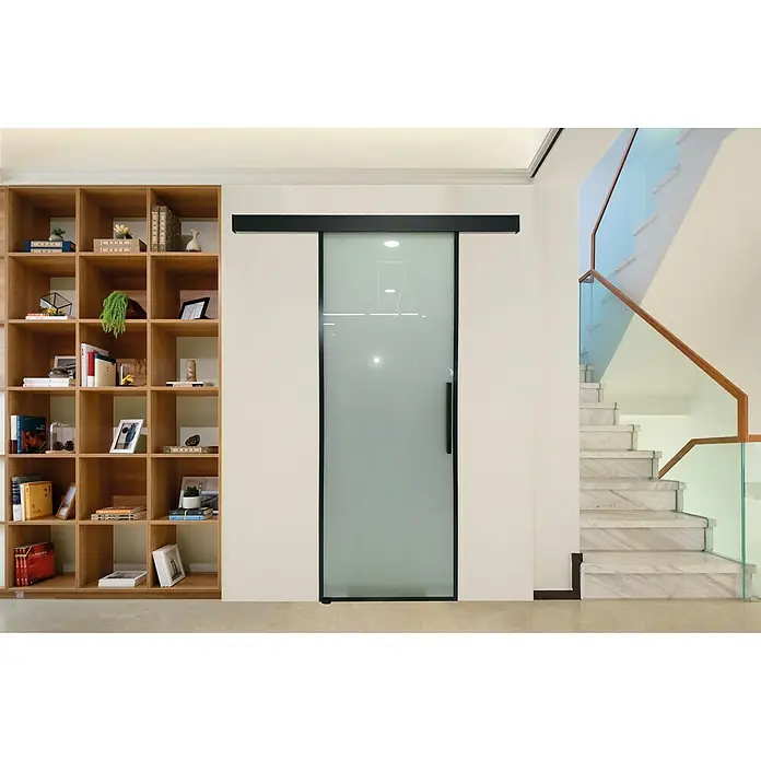 Futurbath Puerta corredera de vidrio Factory - 75 x 215 cm, Vidrio templado - Elegante puerta corredera con vidrio esmerilado y marco negro, aportando un elemento de diseño moderno y elegante a la habitación.