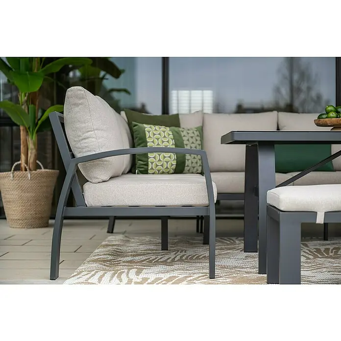 Garden Impressions Loungemöbel-Set Vasano - 4 -tlg., Aluminium, Keramik, Polyester, Links, Schwarz/Beige - Nahaufnahme von Outdoor-Möbeln, die einen grauen Stuhl mit hellen Polstern, einen Tisch und ein Sofa zeigen.