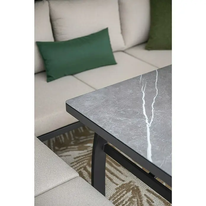 Garden Impressions Loungemöbel-Set Vasano - 4 -tlg., Aluminium, Keramik, Polyester, Links, Schwarz/Beige - Nahaufnahme eines grauen Marmortisches mit schwarzem Metallgestell, der ein modernes und elegantes Design für den Außenbereich zeigt.