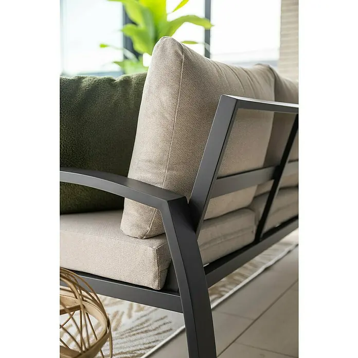 Garden Impressions Loungemöbel-Set Vasano - 4 -tlg., Aluminium, Keramik, Polyester, Links, Schwarz/Beige - Nahaufnahme eines modernen Sofas mit beigen Kissen und dunklem Rahmen, ideal für stilvolle Wohnbereiche.
