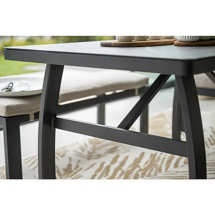 Garden Impressions Loungemöbel-Set Vasano - 4 -tlg., Aluminium, Keramik, Polyester, Links, Schwarz/Beige - Nahaufnahme eines modernen Gartentisches mit schwarzem Metallrahmen und einer Tischplatte in Marmoroptik.