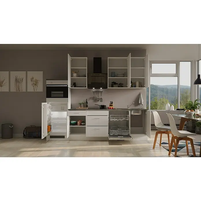 Flex-Well Lucca Küchenzeile - Breite: 280 cm, Höhe: 234 cm, Weiß, Mit Elektrogeräten - Offene weiße Küche mit modernen Geräten und Blick ins Grüne. Der Kühlschrank ist geöffnet und gibt den Blick auf den Innenraum frei.