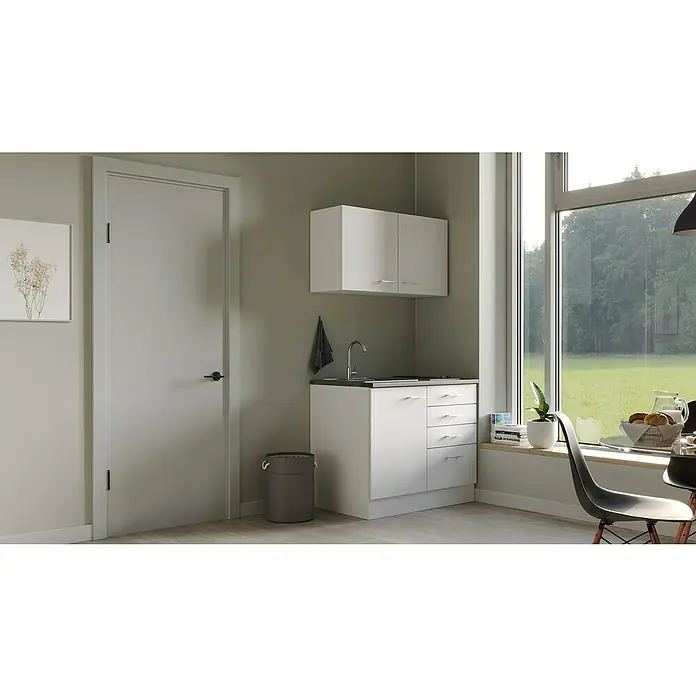 Flex-Well Lucca Miniküche - Breite: 100 cm, Weiß, Mit Elektrogeräten - Helle Küche mit weißen Küchenschränken, Spüle, Arbeitsplatte und Blick durch ein großes Fenster auf eine grüne Wiese.