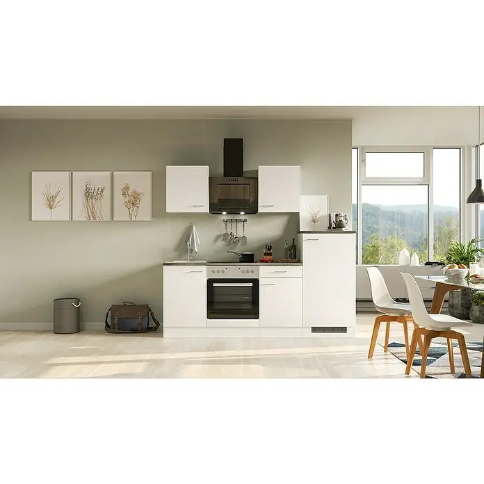 Flex-Well Lucca Küchenzeile - Breite: 220 cm, Höhe: 200 cm, Weiß, Mit Elektrogeräten - Eine moderne Küche in Weiß mit dunkler Dunstabzugshaube, hellen Wänden und Holzboden für eine stilvolle Atmosphäre.