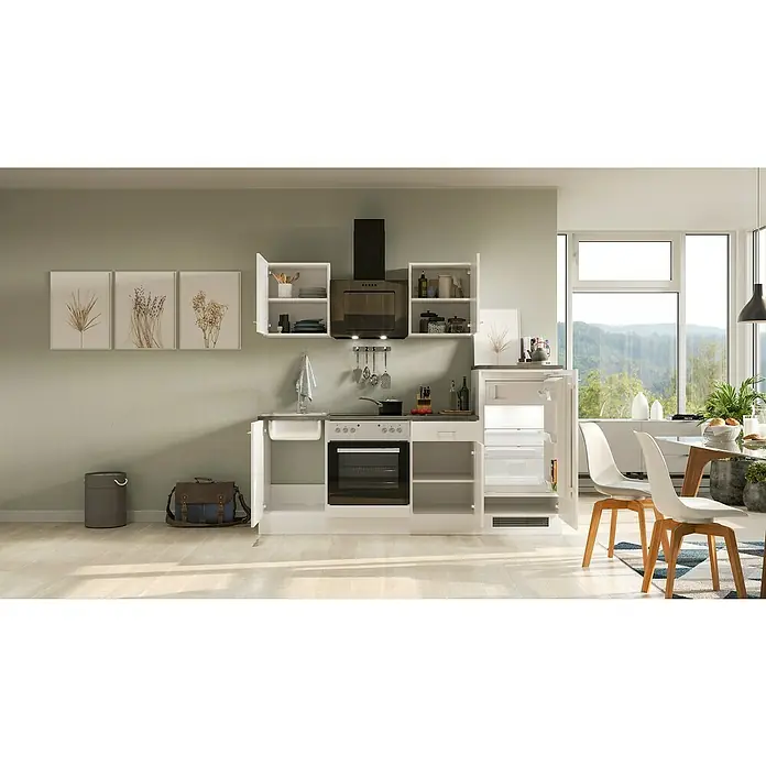 Flex-Well Lucca Küchenzeile - Breite: 220 cm, Höhe: 200 cm, Weiß, Mit Elektrogeräten - Helle Küche mit weißen Schränken, einem modernen Herd und einem Kühlschrank. Die offene Gestaltung lädt zum Kochen und Verweilen ein.