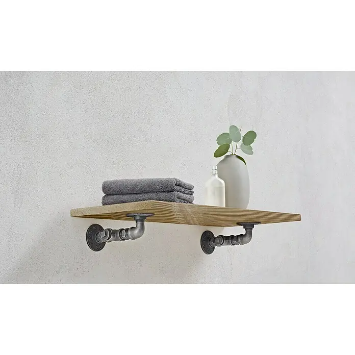Dolle Soporte de estantería - Carga límite balda: 20 kg - Estante de pared de madera con toallas, jarrón y botella, montado con tubos industriales en una pared blanca.