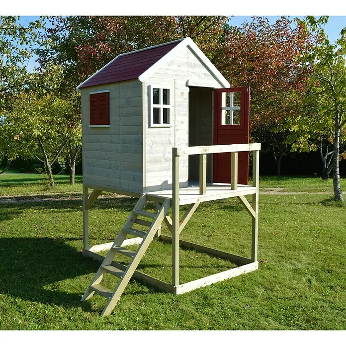 Wendi Toys Spielhaus Storch - Glas, Natur/Rot - Ein hochgestelltes Spielhaus aus Holz mit rotem Dach und Leiter im Garten. Das Haus hat Fensterläden und eine offene Tür.