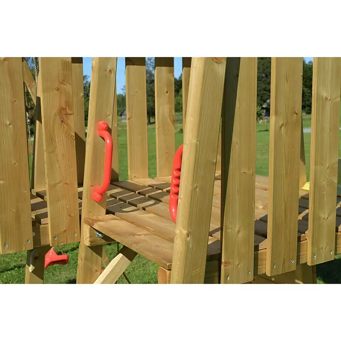 Wendi Toys Kinderspielturm Falke - Natur/Gelb - Nahaufnahme einer hölzernen Spielstruktur mit roten Griffen, die für sicheren Halt und Spaß beim Spielen sorgen.