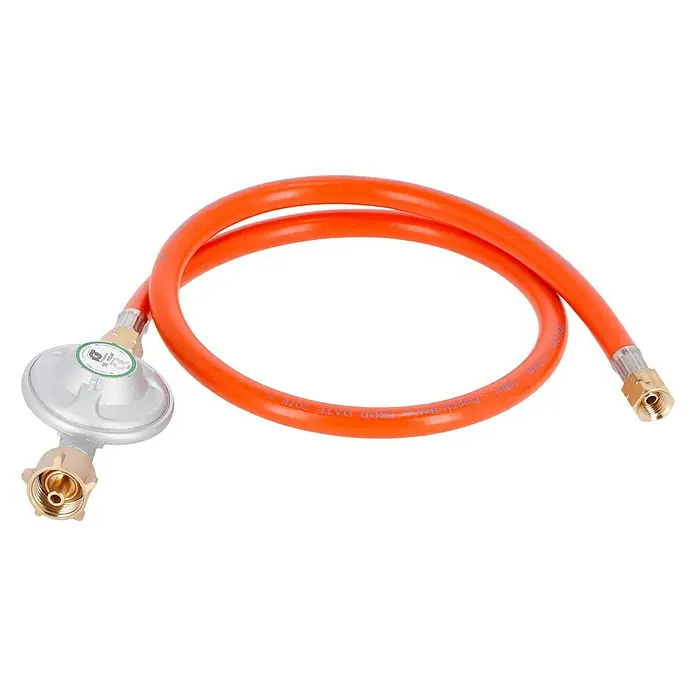 Kingstone Druckminderer mit Schlauch - Länge: 85 cm - Nahaufnahme eines orangefarbenen Gasschlauchs mit Regler, ideal für den Anschluss an Gasgeräte.
