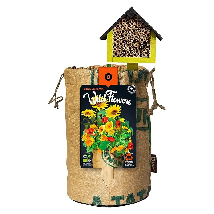 Baza Wildblumensamen mit Insektenhotel - Orange/Gelb - Das Bild zeigt ein "Grow Your Own Wild Flowers"-Set in einem Jutesack mit einem kleinen Insektenhotel. Ideal für den Garten!