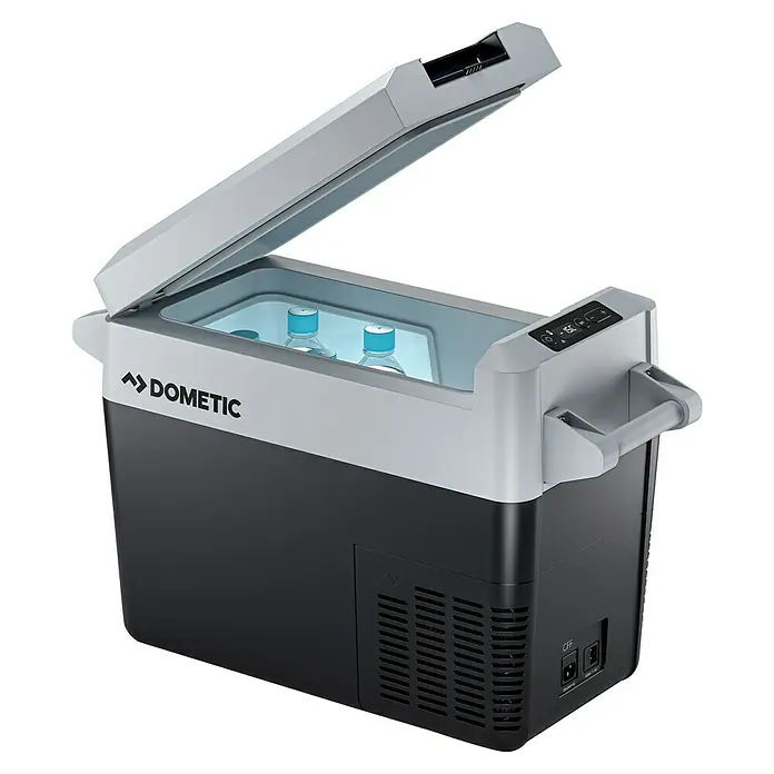 Dometic Kompressor Kühlbox CFF20 - L x B x H: 66 x 28,3 x 43 cm, 21 l - Abgebildete, tragbare Dometic Kühlbox mit geöffnetem Deckel, die zwei blaue Wasserflaschen enthält. Der Kühlschrank ist schwarz und grau.