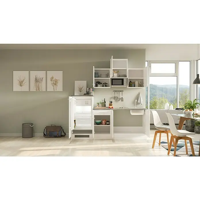 Flex-Well Lucca Singleküche mit Mikrowelle - Breite: 210 cm, Weiß, Mit Elektrogeräten - Einbauküche in einem modernen Raum mit weißen Schränken und Geräten, ergänzt durch Dekorationen und Sitzgelegenheiten am Fenster.