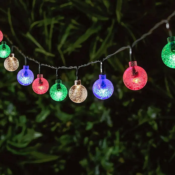 BAUHAUS LED-Solar-Lichterkette Bubble - Innen, 6,9 m, Mehrfarbig - Lichterkette mit bunten Kugeln, die eine festliche und warme Atmosphäre im Garten oder auf der Terrasse schaffen. Die Kugeln leuchten in verschiedenen Farben.