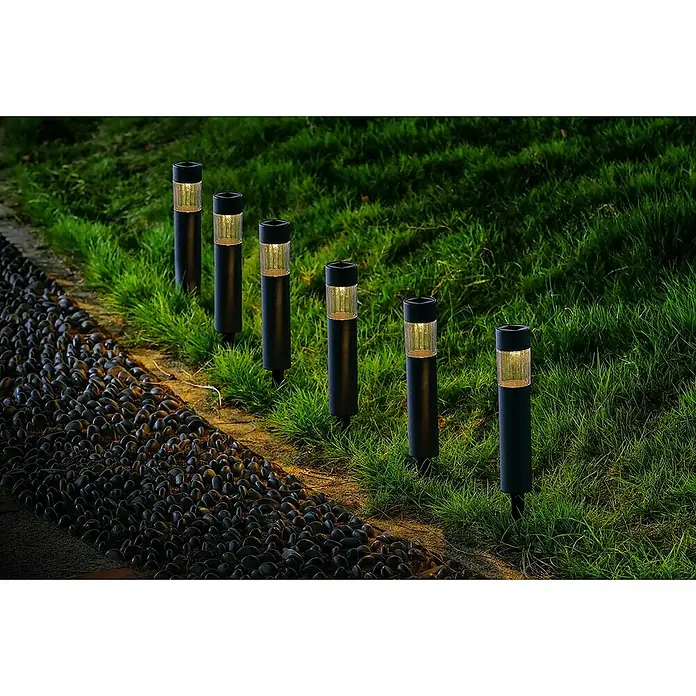 BAUHAUS Solarleuchten-Set MiniEin-/Ausschalter, LED, Leuchtdauer: 6 h - 8 h, 6 Stk., Lichtfarbe: Warmweiß, Anthrazit - Schwarze Solarleuchten säumen einen Weg mit Steinen und Gras und erhellen ihn mit sanftem, warmem Licht.