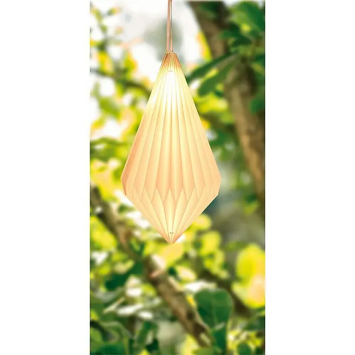 Starlux Hängelampe Laterne - L x B x H: 25 x 25 x 40 cm, Weiß - Nahaufnahme einer hängenden, gefalteten Papierlaterne in Form eines Diamanten mit warmem Licht, vor einem unscharfen, natürlichen Hintergrund.
