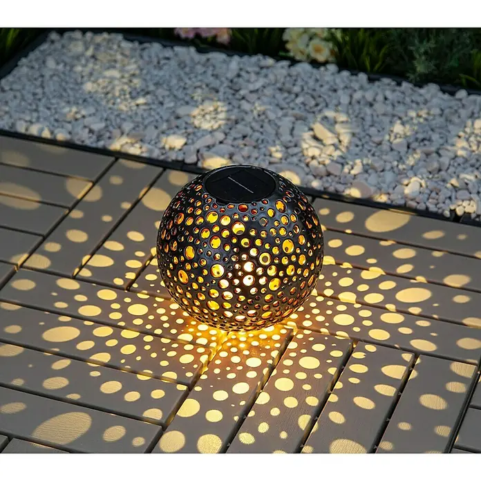 BAUHAUS Solar-Dekoleuchte Punkte - 0,06 W, L x B x H: 20 x 20 x 20 cm, Silber-Metallic/ Kupfergold, IP44 - Dekorative Solarleuchte in Kugelform mit vielen kleinen Löchern, die ein schönes Lichtmuster erzeugen.\n