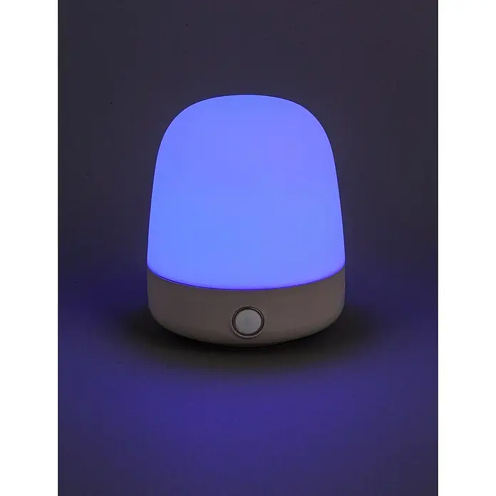 Starlux Akku-Tischleuchte Mini - L x B x H: 10 x 10 x 12 cm, Beige, RGBW, 0,3 W, IP44 - Nahaufnahme einer blauen LED-Nachtlampe mit einem runden Knopf an der Basis, die ein beruhigendes, sanftes Licht ausstrahlt.