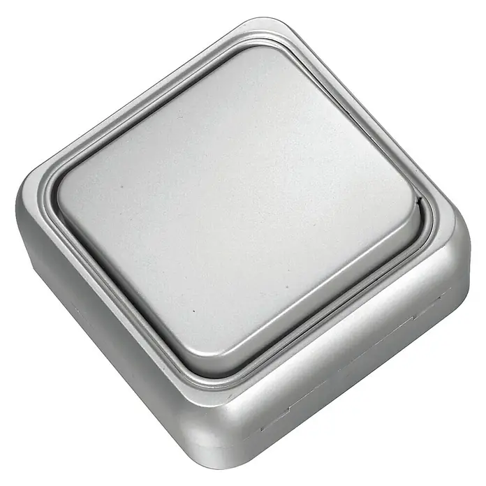 Fontini BF-18 Conmutador - Aluminio, Montaje en la pared, 10 A - Recipiente cuadrado de color plateado con tapa elevada y empotrada sobre fondo negro.