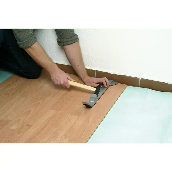 Wolfcraft Zugeisen - L x B x H: 440 x 120 x 60 mm - Laminatbodenverlegung mit Zugeisen und Hammer für passgenaue Verlegung an der Wand.