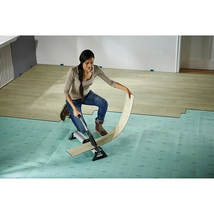 Wolfcraft Cortaláminas de parquet VLC 800 - Ancho de corte: 465 mm, Aluminio - Mujer usa un cortador de laminado para colocar laminado sobre una base preparada para un nuevo suelo.