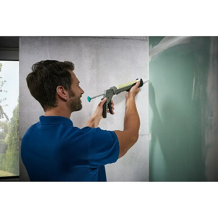 Wolfcraft Kartuschenpresse MG 211 ERGO - Passend für: 310 ml Kartuschen Ø 50 x 225 mm, Acryl - Ein Mann verwendet eine Kartuschenpistole, um eine Fuge mit Dichtmasse zu verschließen. Das Werkzeug ist präzise und leicht zu handhaben.