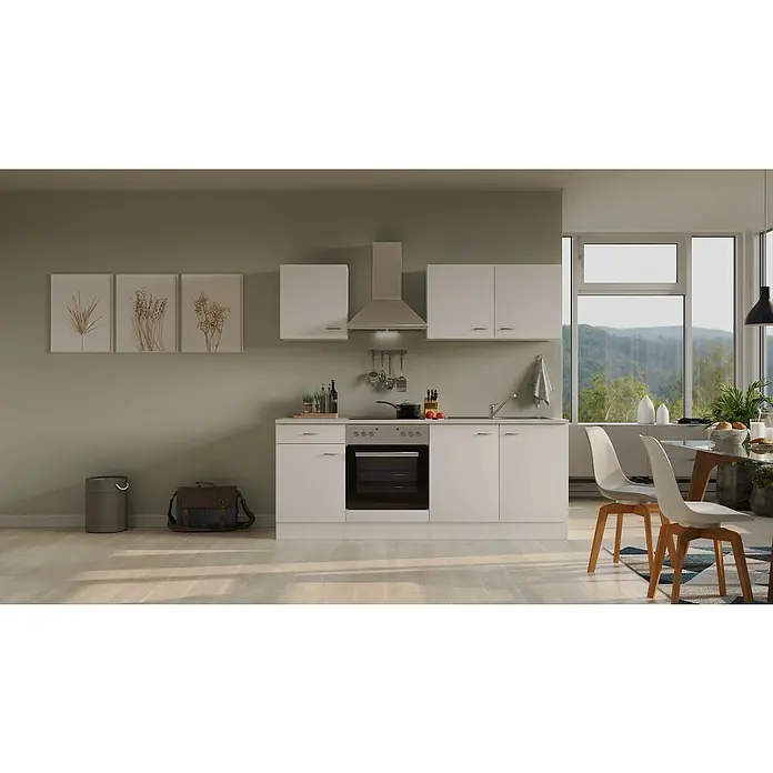Flex-Well Wito Singleküche - Breite: 210 cm, Weiß, Mit Elektrogeräten - Helles Küchendesign mit weißen Schränken, Arbeitsplatten und Edelstahl-Dunstabzugshaube, ergänzt durch helle Holzböden und eine malerische Aussicht.