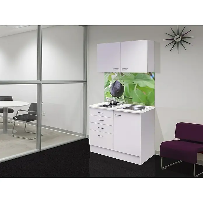 Flex-Well Wito Miniküche - Breite: 100 cm, Weiß, Mit Elektrogeräten - Kompakte Küchenzeile mit weißen Schränken, Spüle und Kochfeld, verziert mit einem Aubergine-Motiv, ideal für kleine Räume.