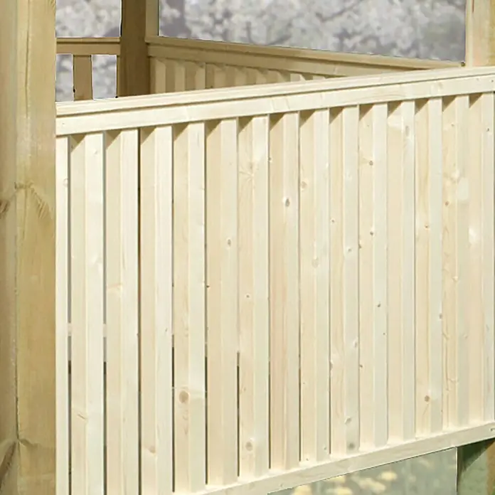 Weka Brüstungsgeländer - Passend für: Weka Pavillon 656 - Nahaufnahme einer Holzbalustrade, die Teil eines Gartenspielhauses ist, mit vertikalen Brettern und einer hellen Holzoberfläche.