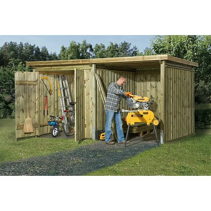 Weka Gerätehaus 607 - Außenbreite inkl. Dachüberstand: 408 cm, Außentiefe inkl. Dachüberstand: 318 cm, Holz, Natur, Mit offenem Anbau, Rück- & Seitenwand - Bild eines Mannes, der mit einer gelben DEWALT Säge an einem Holzschuppen arbeitet. Im Schuppen sind Gartengeräte gelagert.