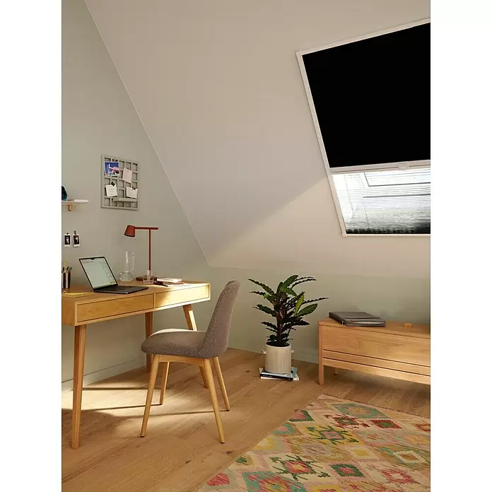 Tesa Sonnen-& Insektenschutz-Gitter - B x H: 116 x 164 cm, Montage Insektengitter: Kleben - Gemütliches Dachbüro mit Holzschreibtisch, Stoffstuhl, Topfpflanze und Sonnenlicht.