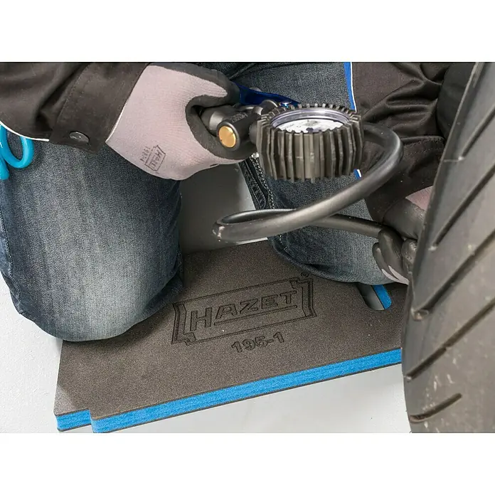Hazet Knieschoner 195-1 - 450 x 210 x 30 mm - Ein Hazet 195-1 Knieschoner wird verwendet, um beim Aufpumpen eines Reifens zu helfen.