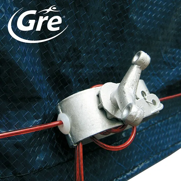 Gre Cubierta protectora invernal - L x An: 1.030 x 560 cm - Primer plano de un producto Gre que muestra una pinza de bloqueo plateada con un cable rojo sobre una lona azul.