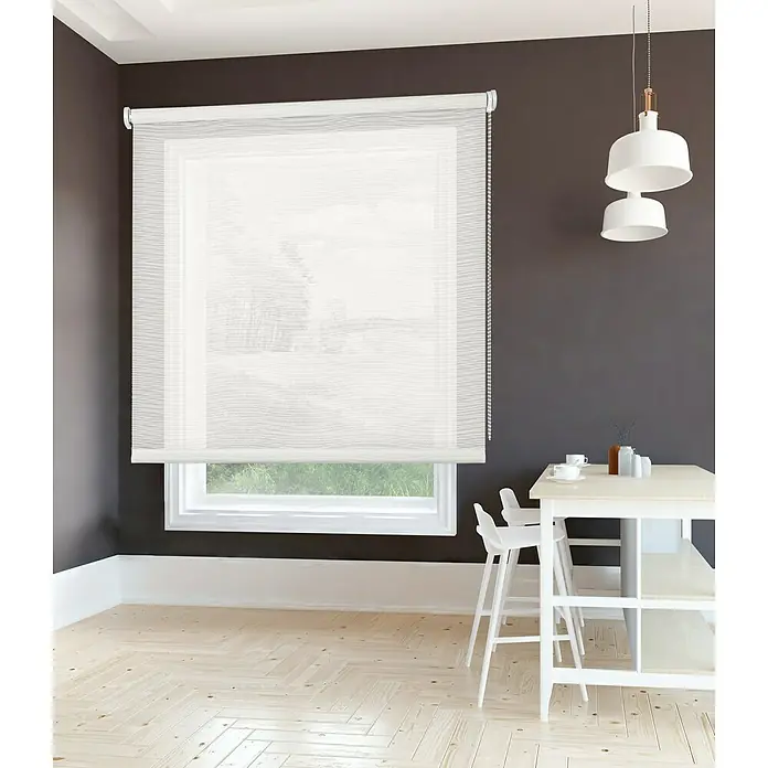 Estor enrollable Roll-up Scene - An x Al: 160 x 180 cm, Mar blanco, Unicolor - Un elegante estor enrollable blanco frente a una ventana en una habitación moderna, que proporciona privacidad y luz suave.