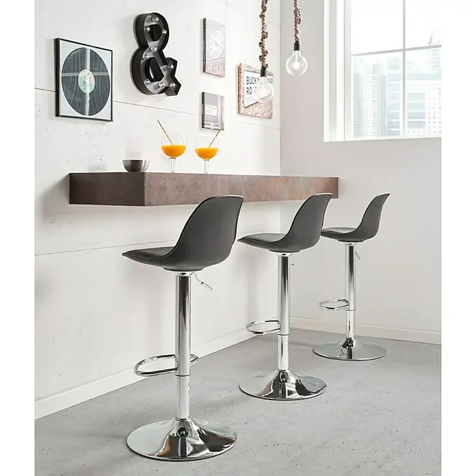 Taburete de cocina Marco - L x An x Al: 41 x 41 x 104 cm, Negro - Tres taburetes de bar grises con estructura cromada frente a una barra. Elementos decorativos en la pared y ventana al fondo.